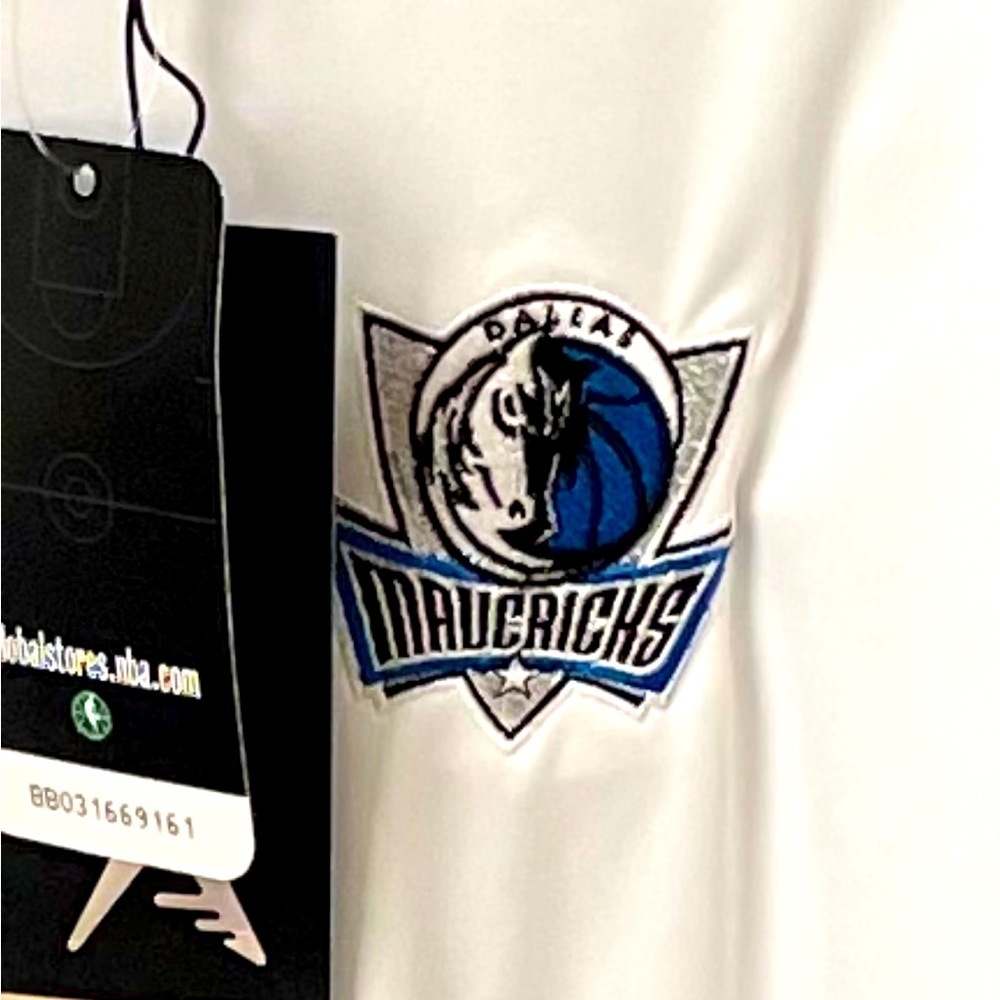 Dallas Mavericks Antigua brand Polo Shirt, White with Buttoned Collar, NWT